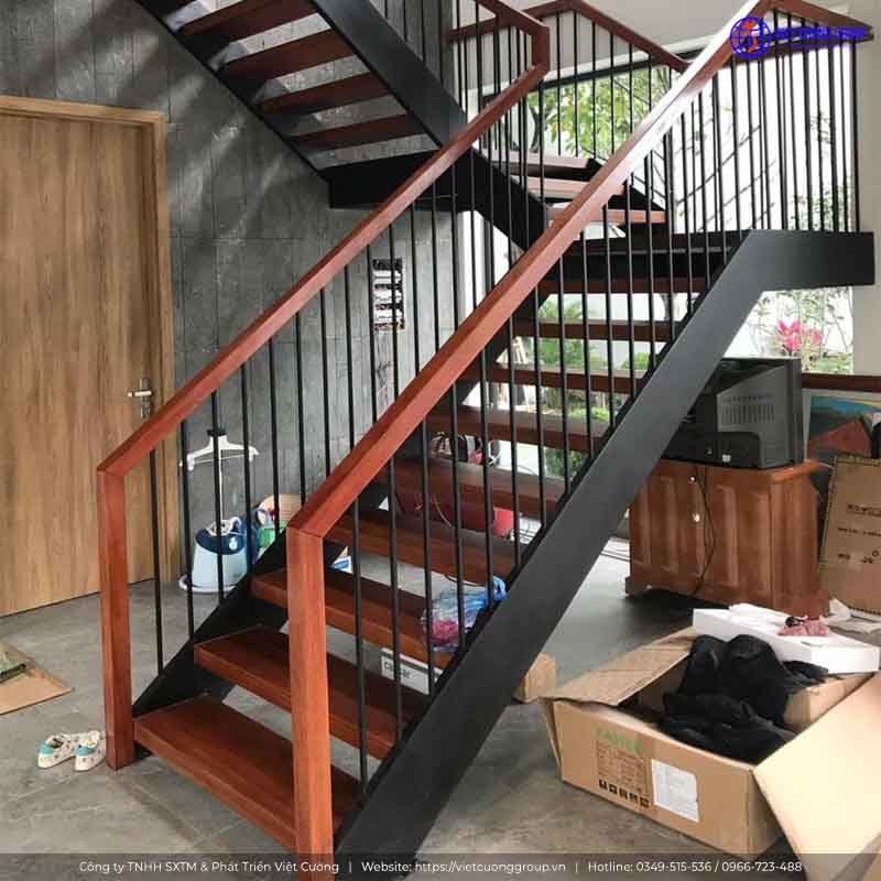 Mẫu cầu thang sắt với thiết kế đơn giản và chắc chắn