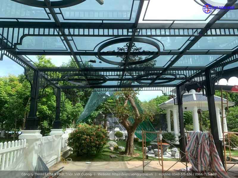 Mái kính cường lực khung sắt nghệ thuật đẹp cho sân vườn